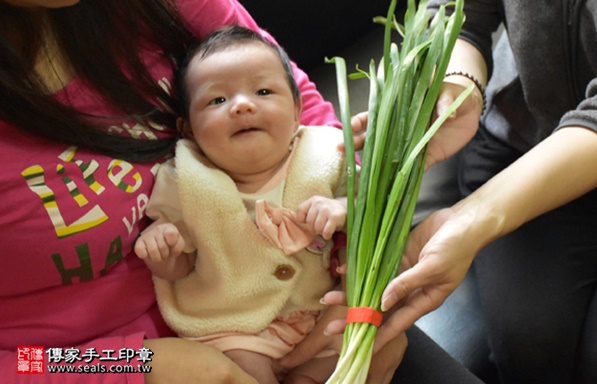 剃胎毛、滿月剃頭、嬰兒剃頭、嬰兒理髮、嬰兒剃髮、嬰兒剃胎毛、嬰兒滿月剃頭、寶寶剃頭、剃胎毛儀式、剃胎毛吉祥話、滿月剃頭儀式、滿月剃頭吉祥話、寶寶剃胎毛、寶寶滿月剃頭理髮、 新北新莊區剃胎毛、新北新莊區滿月剃頭、 新北新莊區嬰兒剃頭剃胎毛、新北新莊區嬰兒理髮、新北新莊區嬰兒剃髮、許寶寶(新北新莊區到府嬰兒寶寶滿月剃頭理髮、免費到府嬰兒剃胎毛儀式吉祥話)。到府剃頭剃胎毛主持、專業拍照、DVD光碟、證書。★購買「臍帶章、肚臍章、胎毛筆刷印章」贈送：剃頭、收涎、抓周，三選一。2017.03.29  照片10