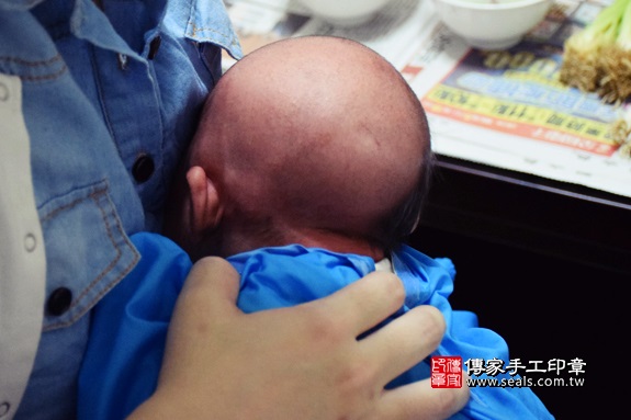 剃胎毛、滿月剃頭、嬰兒剃頭、嬰兒理髮、嬰兒剃髮、嬰兒剃胎毛、嬰兒滿月剃頭、寶寶剃頭、剃胎毛儀式、剃胎毛吉祥話、滿月剃頭儀式、滿月剃頭吉祥話、寶寶剃胎毛、寶寶滿月剃頭理髮、 彰化縣大村地區剃胎毛、彰化縣大村地區滿月剃頭、彰化縣大村地區嬰兒剃頭剃胎毛、彰化縣大村地區嬰兒理髮、彰化縣嬰兒剃髮、張寶寶(彰化大村區到府嬰兒寶寶滿月剃頭理髮、免費到府嬰兒剃胎毛儀式吉祥話)。到府剃頭剃胎毛主持、專業拍照、DVD光碟、證書。★購買「臍帶章、肚臍章、胎毛筆刷印章」贈送：剃頭、收涎、抓周，三選一。2017.09.11照片17