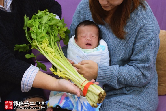 剃胎毛、滿月剃頭、嬰兒剃頭、嬰兒理髮、嬰兒剃髮、嬰兒剃胎毛、嬰兒滿月剃頭、寶寶剃頭、剃胎毛儀式、剃胎毛吉祥話、滿月剃頭儀式、滿月剃頭吉祥話、寶寶剃胎毛、寶寶滿月剃頭理髮、 新北市新店地區剃胎毛、新北市新店地區滿月剃頭、新北市新店地區嬰兒剃頭剃胎毛、新北市新店地區嬰兒理髮、新北市嬰兒剃髮、吳寶寶(新北新店區到府嬰兒寶寶滿月剃頭理髮、免費到府嬰兒剃胎毛儀式吉祥話)。到府剃頭剃胎毛主持、專業拍照、DVD光碟、證書。★購買「臍帶章、肚臍章、胎毛筆刷印章」贈送：剃頭、收涎、抓周，三選一。2017.12.14照片11