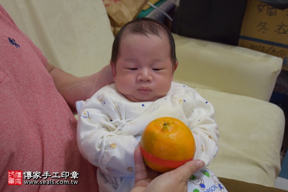 剃胎毛、滿月剃頭、嬰兒剃頭、嬰兒理髮、嬰兒剃髮、嬰兒剃胎毛、嬰兒滿月剃頭、寶寶剃頭、剃胎毛儀式、剃胎毛吉祥話、滿月剃頭儀式、滿月剃頭吉祥話、寶寶剃胎毛、寶寶滿月剃頭理髮、 台北市內湖地區剃胎毛、台北市內湖地區滿月剃頭、台北市內湖地區嬰兒剃頭剃胎毛、台北市內湖地區嬰兒理髮台北市嬰兒剃髮、張寶寶(台北內湖區到府嬰兒寶寶滿月剃頭理髮、免費到府嬰兒剃胎毛儀式吉祥話)。到府剃頭剃胎毛主持、專業拍照、DVD光碟、證書。★購買「臍帶章、肚臍章、胎毛筆刷印章」贈送：剃頭、收涎、抓周，三選一。2017.12.20照片9