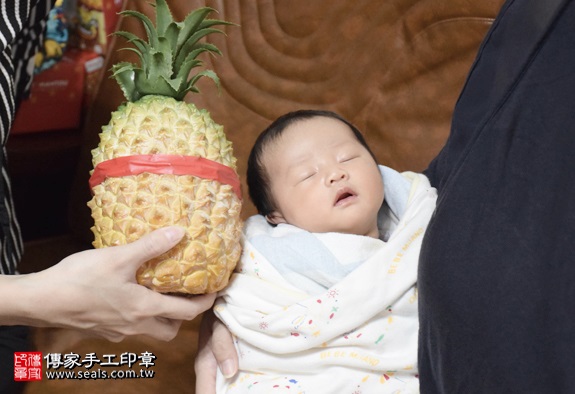 剃胎毛、滿月剃頭、嬰兒剃頭、嬰兒理髮、嬰兒剃髮、嬰兒剃胎毛、嬰兒滿月剃頭、寶寶剃頭、剃胎毛儀式、剃胎毛吉祥話、滿月剃頭儀式、滿月剃頭吉祥話、寶寶剃胎毛、寶寶滿月剃頭理髮、 桃園中壢區剃胎毛、桃園中壢區滿月剃頭、 桃園中壢區嬰兒剃頭剃胎毛、桃園中壢區嬰兒理髮、桃園中壢區嬰兒剃髮、焦寶寶(桃園中壢區到府嬰兒寶寶滿月剃頭理髮、免費到府嬰兒剃胎毛儀式吉祥話)。到府剃頭剃胎毛主持、專業拍照、DVD光碟、證書。★購買「臍帶章、肚臍章、胎毛筆刷印章」贈送：剃頭、收涎、抓周，三選一。2016.03.05 照片13