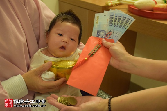 剃胎毛、滿月剃頭、嬰兒剃頭、嬰兒理髮、嬰兒剃髮、嬰兒剃胎毛、嬰兒滿月剃頭、寶寶剃頭、剃胎毛儀式、剃胎毛吉祥話、滿月剃頭儀式、滿月剃頭吉祥話、寶寶剃胎毛、寶寶滿月剃頭理髮、 新北土城區剃胎毛、新北土城區滿月剃頭、 新北土城區嬰兒剃頭剃胎毛、新北土城區嬰兒理髮、新北土城區嬰兒剃髮、黃寶寶(新北土城區到府嬰兒寶寶滿月剃頭理髮、免費到府嬰兒剃胎毛儀式吉祥話)。到府剃頭剃胎毛主持、專業拍照、DVD光碟、證書。★購買「臍帶章、肚臍章、胎毛筆刷印章」贈送：剃頭、收涎、抓周，三選一。2017.06.10  照片15