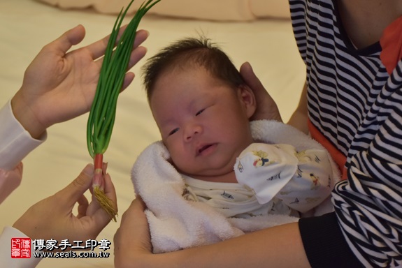 剃胎毛、滿月剃頭、嬰兒剃頭、嬰兒理髮、嬰兒剃髮、嬰兒剃胎毛、嬰兒滿月剃頭、寶寶剃頭、剃胎毛儀式、剃胎毛吉祥話、滿月剃頭儀式、滿月剃頭吉祥話、寶寶剃胎毛、寶寶滿月剃頭理髮、 新北市汐止地區剃胎毛、新北市汐止地區滿月剃頭、新北市汐止地區嬰兒剃頭剃胎毛、新北市汐止地區嬰兒理髮、新北市嬰兒剃髮、王寶寶(新北汐止區到府嬰兒寶寶滿月剃頭理髮、免費到府嬰兒剃胎毛儀式吉祥話)。到府剃頭剃胎毛主持、專業拍照、DVD光碟、證書。★購買「臍帶章、肚臍章、胎毛筆刷印章」贈送：剃頭、收涎、抓周，三選一。2017.10.01照片9