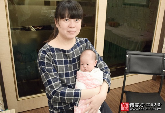 剃胎毛、滿月剃頭、嬰兒剃頭、嬰兒理髮、嬰兒剃髮、嬰兒剃胎毛、嬰兒滿月剃頭、寶寶剃頭、剃胎毛儀式、剃胎毛吉祥話、滿月剃頭儀式、滿月剃頭吉祥話、寶寶剃胎毛、寶寶滿月剃頭理髮、 新北新店區剃胎毛、新北新店區滿月剃頭、 新北新店區嬰兒剃頭剃胎毛、新北新店區嬰兒理髮、新北新店區嬰兒剃髮、劉寶寶(新北新店區到府嬰兒寶寶滿月剃頭理髮、免費到府嬰兒剃胎毛儀式吉祥話)。到府剃頭剃胎毛主持、專業拍照、DVD光碟、證書。★購買「臍帶章、肚臍章、胎毛筆刷印章」贈送：剃頭、收涎、抓周，三選一。2016.05.16  照片2