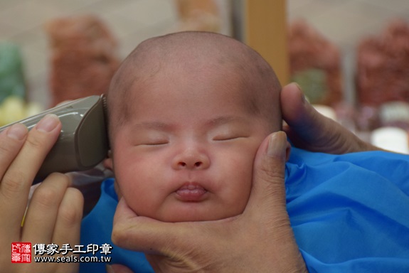 剃胎毛、滿月剃頭、嬰兒剃頭、嬰兒理髮、嬰兒剃髮、嬰兒剃胎毛、嬰兒滿月剃頭、寶寶剃頭、剃胎毛儀式、剃胎毛吉祥話、滿月剃頭儀式、滿月剃頭吉祥話、寶寶剃胎毛、寶寶滿月剃頭理髮、 新北市永和地區剃胎毛、新北市永和地區滿月剃頭、新北市永和地區嬰兒剃頭剃胎毛、新北市永和地區嬰兒理髮、新北市嬰兒剃髮、邱寶寶(新北永和區嬰兒寶寶滿月剃頭理髮、免費嬰兒剃胎毛儀式吉祥話)。中國風會場，爸媽寶貝免費穿「日中韓」古裝禮服。專業拍照、DVD光碟、證書。★購買「臍帶章、肚臍章、胎毛筆刷印章」贈送：剃頭、收涎、抓周，三選一。2017.11.02照片16