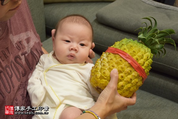 剃胎毛、滿月剃頭、嬰兒剃頭、嬰兒理髮、嬰兒剃髮、嬰兒剃胎毛、嬰兒滿月剃頭、寶寶剃頭、剃胎毛儀式、剃胎毛吉祥話、滿月剃頭儀式、滿月剃頭吉祥話、寶寶剃胎毛、寶寶滿月剃頭理髮、 台北市信義地區剃胎毛、台北市信義地區滿月剃頭、台北市信義地區嬰兒剃頭剃胎毛、台北市信義地區嬰兒理髮、台北市嬰兒剃髮、鄧寶寶(台北信義區到府嬰兒寶寶滿月剃頭理髮、免費到府嬰兒剃胎毛儀式吉祥話)。到府剃頭剃胎毛主持、專業拍照、DVD光碟、證書。★購買「臍帶章、肚臍章、胎毛筆刷印章」贈送：剃頭、收涎、抓周，三選一。2017.11.18照片13