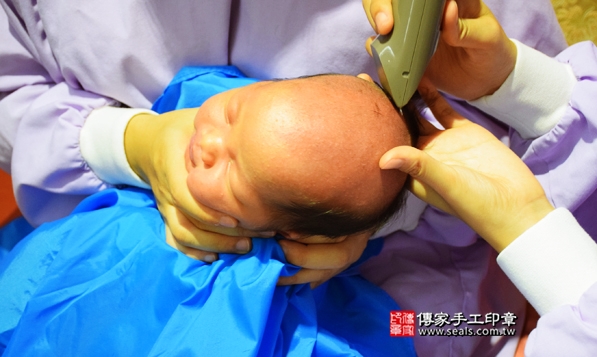 剃胎毛、滿月剃頭、嬰兒剃頭、嬰兒理髮、嬰兒剃髮、嬰兒剃胎毛、嬰兒滿月剃頭、寶寶剃頭、剃胎毛儀式、剃胎毛吉祥話、滿月剃頭儀式、滿月剃頭吉祥話、寶寶剃胎毛、寶寶滿月剃頭理髮、 台中西屯區剃胎毛、台中西屯區滿月剃頭、 台中西屯區嬰兒剃頭剃胎毛、台中西屯區嬰兒理髮、台中西屯區嬰兒剃髮、朱寶寶(台中西屯區到府嬰兒寶寶滿月剃頭理髮、免費到府嬰兒剃胎毛儀式吉祥話)。到府剃頭剃胎毛主持、專業拍照、DVD光碟、證書。★購買「臍帶章、肚臍章、胎毛筆刷印章」贈送：剃頭、收涎、抓周，三選一。2016.04.06  照片15