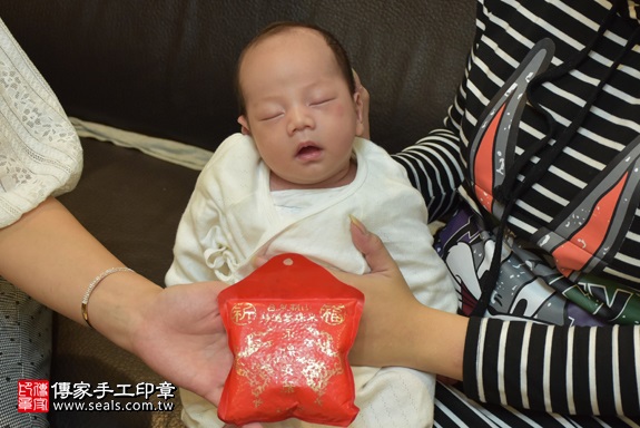 剃胎毛、滿月剃頭、嬰兒剃頭、嬰兒理髮、嬰兒剃髮、嬰兒剃胎毛、嬰兒滿月剃頭、寶寶剃頭、剃胎毛儀式、剃胎毛吉祥話、滿月剃頭儀式、滿月剃頭吉祥話、寶寶剃胎毛、寶寶滿月剃頭理髮、 新北市新莊地區剃胎毛、新北市新莊地區滿月剃頭、新北市新莊地區嬰兒剃頭剃胎毛、新北市新莊地區嬰兒理髮、新北市嬰兒剃髮、黃寶寶(新北新莊區到府嬰兒寶寶滿月剃頭理髮、免費到府嬰兒剃胎毛儀式吉祥話)。到府剃頭剃胎毛主持、專業拍照、DVD光碟、證書。★購買「臍帶章、肚臍章、胎毛筆刷印章」贈送：剃頭、收涎、抓周，三選一。2017.11.16照片6