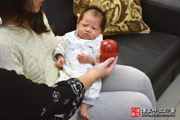 剃胎毛、滿月剃頭、嬰兒剃頭、嬰兒理髮、嬰兒剃髮、嬰兒剃胎毛、嬰兒滿月剃頭、寶寶剃頭、剃胎毛儀式、剃胎毛吉祥話、滿月剃頭儀式、滿月剃頭吉祥話、寶寶剃胎毛、寶寶滿月剃頭理髮、 新竹縣新埔地區剃胎毛、新竹縣新埔地區滿月剃頭、新竹縣新埔地區嬰兒剃頭剃胎毛、新竹縣新埔地區嬰兒理髮、新竹縣嬰兒剃髮、曾寶寶(新竹新埔鎮到府嬰兒寶寶滿月剃頭理髮、免費到府嬰兒剃胎毛儀式吉祥話)。到府剃頭剃胎毛主持、專業拍照、DVD光碟、證書。★購買「臍帶章、肚臍章、胎毛筆刷印章」贈送：剃頭、收涎、抓周，三選一。2017.12.14照片8