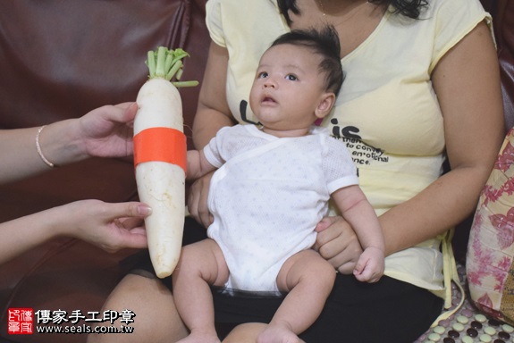 剃胎毛、滿月剃頭、嬰兒剃頭、嬰兒理髮、嬰兒剃髮、嬰兒剃胎毛、嬰兒滿月剃頭、寶寶剃頭、剃胎毛儀式、剃胎毛吉祥話、滿月剃頭儀式、滿月剃頭吉祥話、寶寶剃胎毛、寶寶滿月剃頭理髮、 新北中和區剃胎毛、新北中和區滿月剃頭、 新北中和區嬰兒剃頭剃胎毛、新北中和區嬰兒理髮、新北中和區嬰兒剃髮、趙寶寶(新北中和區到府嬰兒寶寶滿月剃頭理髮、免費到府嬰兒剃胎毛儀式吉祥話)。到府剃頭剃胎毛主持、專業拍照、DVD光碟、證書。★購買「臍帶章、肚臍章、胎毛筆刷印章」贈送：剃頭、收涎、抓周，三選一。2017.06.04  照片13