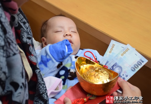 剃胎毛、滿月剃頭、嬰兒剃頭、嬰兒理髮、嬰兒剃髮、嬰兒剃胎毛、嬰兒滿月剃頭、寶寶剃頭、剃胎毛儀式、剃胎毛吉祥話、滿月剃頭儀式、滿月剃頭吉祥話、寶寶剃胎毛、寶寶滿月剃頭理髮、台中市北區剃胎毛、台中市北區滿月剃頭、台中市北區嬰兒剃頭剃胎毛、台中市北區嬰兒理髮、台中市北區嬰兒剃髮、黃寶寶(台中市北區嬰兒寶寶滿月剃頭理髮、免費嬰兒剃胎毛儀式吉祥話)。中國風會場，爸媽寶貝免費穿「日中韓」古裝禮服。專業拍照、DVD光碟、證書。★購買「臍帶章、肚臍章、胎毛筆刷印章」贈送：剃頭、收涎、抓周，三選一。2016.01.24 照片13