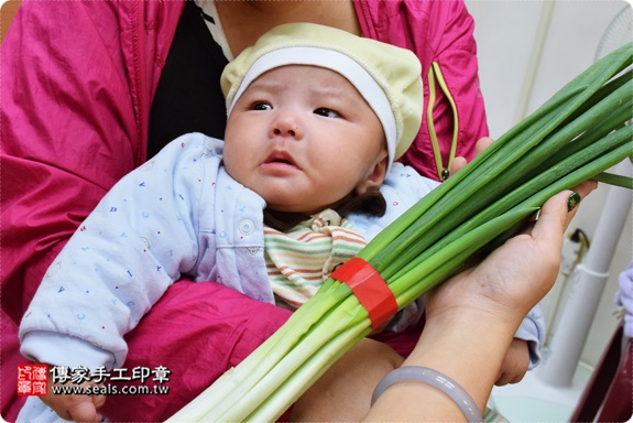 剃胎毛、滿月剃頭、嬰兒剃頭、嬰兒理髮、嬰兒剃髮、嬰兒剃胎毛、嬰兒滿月剃頭、寶寶剃頭、剃胎毛儀式、剃胎毛吉祥話、滿月剃頭儀式、滿月剃頭吉祥話、寶寶剃胎毛、寶寶滿月剃頭理髮、新竹香山區剃胎毛、新竹香山區滿月剃頭、新竹香山區嬰兒剃頭剃胎毛、新竹香山區嬰兒理髮、新竹香山區嬰兒剃髮、郭寶寶(新竹香山區嬰兒寶寶滿月剃頭理髮、免費嬰兒剃胎毛儀式吉祥話)。中國風會場，爸媽寶貝免費穿「日中韓」古裝禮服。專業拍照、DVD光碟、證書。★購買「臍帶章、肚臍章、胎毛筆刷印章」贈送：剃頭、收涎、抓周，三選一。2016.12.17 照片12