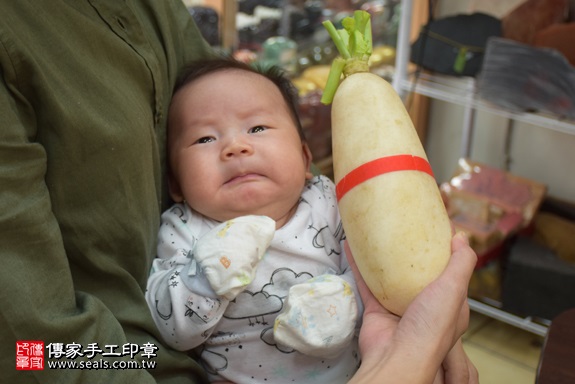 剃胎毛、滿月剃頭、嬰兒剃頭、嬰兒理髮、嬰兒剃髮、嬰兒剃胎毛、嬰兒滿月剃頭、寶寶剃頭、剃胎毛儀式、剃胎毛吉祥話、滿月剃頭儀式、滿月剃頭吉祥話、寶寶剃胎毛、寶寶滿月剃頭理髮、 新北市永和地區剃胎毛、新北市永和地區滿月剃頭、新北市永和地區嬰兒剃頭剃胎毛、新北市永和地區嬰兒理髮、新北市嬰兒剃髮、王寶寶(新北永和區嬰兒寶寶滿月剃頭理髮、免費嬰兒剃胎毛儀式吉祥話)。中國風會場，爸媽寶貝免費穿「日中韓」古裝禮服。專業拍照、DVD光碟、證書。★購買「臍帶章、肚臍章、胎毛筆刷印章」贈送：剃頭、收涎、抓周，三選一。2017.10.22照片10