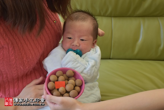 剃胎毛、滿月剃頭、嬰兒剃頭、嬰兒理髮、嬰兒剃髮、嬰兒剃胎毛、嬰兒滿月剃頭、寶寶剃頭、剃胎毛儀式、剃胎毛吉祥話、滿月剃頭儀式、滿月剃頭吉祥話、寶寶剃胎毛、寶寶滿月剃頭理髮、 新竹縣關西地區剃胎毛、新竹縣關西地區滿月剃頭、新竹縣關西地區嬰兒剃頭剃胎毛、新竹縣關西地區嬰兒理髮、新竹縣嬰兒剃髮、李寶寶(新竹關西鎮到府嬰兒寶寶滿月剃頭理髮、免費到府嬰兒剃胎毛儀式吉祥話)。到府剃頭剃胎毛主持、專業拍照、DVD光碟、證書。★購買「臍帶章、肚臍章、胎毛筆刷印章」贈送：剃頭、收涎、抓周，三選一。2017.11.28照片13