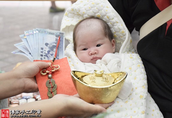 剃胎毛、滿月剃頭、嬰兒剃頭、嬰兒理髮、嬰兒剃髮、嬰兒剃胎毛、嬰兒滿月剃頭、寶寶剃頭、剃胎毛儀式、剃胎毛吉祥話、滿月剃頭儀式、滿月剃頭吉祥話、寶寶剃胎毛、寶寶滿月剃頭理髮、新北永和區剃胎毛、新北永和區滿月剃頭、新北永和區嬰兒剃頭剃胎毛、新北永和區嬰兒理髮、新北永和區嬰兒剃髮、陳寶寶(新北永和區嬰兒寶寶滿月剃頭理髮、免費嬰兒剃胎毛儀式吉祥話)。中國風會場，爸媽寶貝免費穿「日中韓」古裝禮服。專業拍照、DVD光碟、證書。★購買「臍帶章、肚臍章、胎毛筆刷印章」贈送：剃頭、收涎、抓周，三選一。2016.07.13  照片14