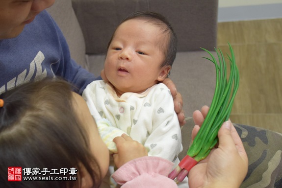 剃胎毛、滿月剃頭、嬰兒剃頭、嬰兒理髮、嬰兒剃髮、嬰兒剃胎毛、嬰兒滿月剃頭、寶寶剃頭、剃胎毛儀式、剃胎毛吉祥話、滿月剃頭儀式、滿月剃頭吉祥話、寶寶剃胎毛、寶寶滿月剃頭理髮、 新北市中和地區剃胎毛、新北市中和地區滿月剃頭、新北市中和地區嬰兒剃頭剃胎毛、新北市中和地區嬰兒理髮新北市嬰兒剃髮、張寶寶(新北中和區到府嬰兒寶寶滿月剃頭理髮、免費到府嬰兒剃胎毛儀式吉祥話)。到府剃頭剃胎毛主持、專業拍照、DVD光碟、證書。★購買「臍帶章、肚臍章、胎毛筆刷印章」贈送：剃頭、收涎、抓周，三選一。2017.12.20照片10