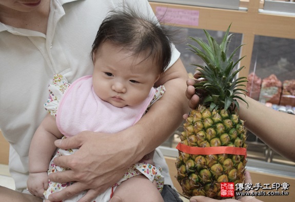 剃胎毛、滿月剃頭、嬰兒剃頭、嬰兒理髮、嬰兒剃髮、嬰兒剃胎毛、嬰兒滿月剃頭、寶寶剃頭、剃胎毛儀式、剃胎毛吉祥話、滿月剃頭儀式、滿月剃頭吉祥話、寶寶剃胎毛、寶寶滿月剃頭理髮、新北永和區剃胎毛、新北永和區滿月剃頭、新北永和區嬰兒剃頭剃胎毛、新北永和區嬰兒理髮、新北永和區嬰兒剃髮、陳寶寶(新北永和區嬰兒寶寶滿月剃頭理髮、免費嬰兒剃胎毛儀式吉祥話)。中國風會場，爸媽寶貝免費穿「日中韓」古裝禮服。專業拍照、DVD光碟、證書。★購買「臍帶章、肚臍章、胎毛筆刷印章」贈送：剃頭、收涎、抓周，三選一。2016.06.05  照片13