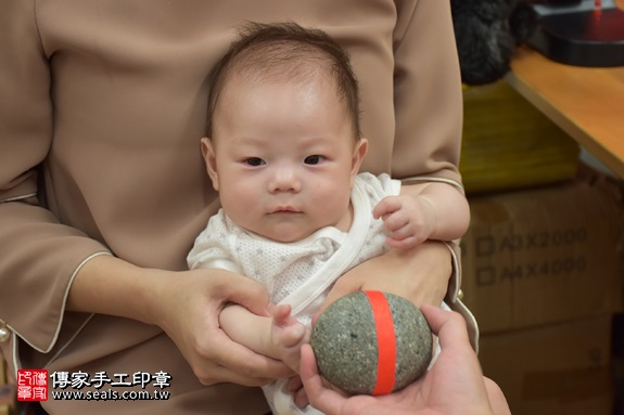 剃胎毛、滿月剃頭、嬰兒剃頭、嬰兒理髮、嬰兒剃髮、嬰兒剃胎毛、嬰兒滿月剃頭、寶寶剃頭、剃胎毛儀式、剃胎毛吉祥話、滿月剃頭儀式、滿月剃頭吉祥話、寶寶剃胎毛、寶寶滿月剃頭理髮、 新北市永和地區剃胎毛、新北市永和地區滿月剃頭、新北市永和地區嬰兒剃頭剃胎毛、新北市永和地區嬰兒理髮、新北市嬰兒剃髮、劉寶寶(新北永和區嬰兒寶寶滿月剃頭理髮、免費嬰兒剃胎毛儀式吉祥話)。中國風會場，爸媽寶貝免費穿「日中韓」古裝禮服。專業拍照、DVD光碟、證書。★購買「臍帶章、肚臍章、胎毛筆刷印章」贈送：剃頭、收涎、抓周，三選一。2017.09.09照片5