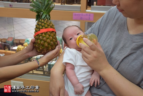 剃胎毛、滿月剃頭、嬰兒剃頭、嬰兒理髮、嬰兒剃髮、嬰兒剃胎毛、嬰兒滿月剃頭、寶寶剃頭、剃胎毛儀式、剃胎毛吉祥話、滿月剃頭儀式、滿月剃頭吉祥話、寶寶剃胎毛、寶寶滿月剃頭理髮、 新北市永和地區剃胎毛、新北市永和地區滿月剃頭、新北市永和地區嬰兒剃頭剃胎毛、新北市永和地區嬰兒理髮、新北市嬰兒剃髮、鄭寶寶(新北永和區嬰兒寶寶滿月剃頭理髮、免費嬰兒剃胎毛儀式吉祥話)。中國風會場，爸媽寶貝免費穿「日中韓」古裝禮服。專業拍照、DVD光碟、證書。★購買「臍帶章、肚臍章、胎毛筆刷印章」贈送：剃頭、收涎、抓周，三選一。2017.09.30照片14