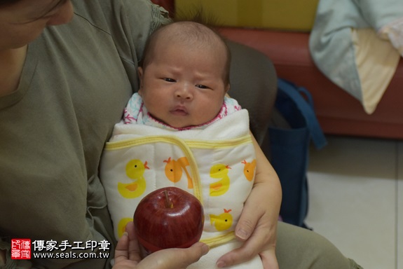 剃胎毛、滿月剃頭、嬰兒剃頭、嬰兒理髮、嬰兒剃髮、嬰兒剃胎毛、嬰兒滿月剃頭、寶寶剃頭、剃胎毛儀式、剃胎毛吉祥話、滿月剃頭儀式、滿月剃頭吉祥話、寶寶剃胎毛、寶寶滿月剃頭理髮、 新竹縣湖口地區剃胎毛、新竹縣湖口地區滿月剃頭、新竹縣湖口地區嬰兒剃頭剃胎毛、新竹縣湖口地區嬰兒理髮新竹縣嬰兒剃髮、林寶寶(新竹湖口鄉到府嬰兒寶寶滿月剃頭理髮、免費到府嬰兒剃胎毛儀式吉祥話)。到府剃頭剃胎毛主持、專業拍照、DVD光碟、證書。★購買「臍帶章、肚臍章、胎毛筆刷印章」贈送：剃頭、收涎、抓周，三選一。2017.12.22照片8