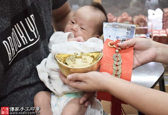 剃胎毛、滿月剃頭、嬰兒剃頭、嬰兒理髮、嬰兒剃髮、嬰兒剃胎毛、嬰兒滿月剃頭、寶寶剃頭、剃胎毛儀式、剃胎毛吉祥話、滿月剃頭儀式、滿月剃頭吉祥話、寶寶剃胎毛、寶寶滿月剃頭理髮、新北永和區剃胎毛、新北永和區滿月剃頭、新北永和區嬰兒剃頭剃胎毛、新北永和區嬰兒理髮、新北永和區嬰兒剃髮、林寶寶(新北永和區嬰兒寶寶滿月剃頭理髮、免費嬰兒剃胎毛儀式吉祥話)。中國風會場，爸媽寶貝免費穿「日中韓」古裝禮服。專業拍照、DVD光碟、證書。★購買「臍帶章、肚臍章、胎毛筆刷印章」贈送：剃頭、收涎、抓周，三選一。2016.07.11  照片15