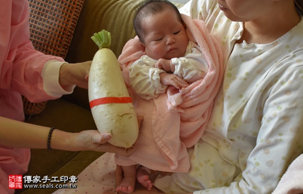 剃胎毛、滿月剃頭、嬰兒剃頭、嬰兒理髮、嬰兒剃髮、嬰兒剃胎毛、嬰兒滿月剃頭、寶寶剃頭、剃胎毛儀式、剃胎毛吉祥話、滿月剃頭儀式、滿月剃頭吉祥話、寶寶剃胎毛、寶寶滿月剃頭理髮、 台北中山區剃胎毛、台北中山區滿月剃頭、 台北中山區嬰兒剃頭剃胎毛、台北中山區嬰兒理髮、台北中山區嬰兒剃髮、楊寶寶(台北中山區到府嬰兒寶寶滿月剃頭理髮、免費到府嬰兒剃胎毛儀式吉祥話)。到府剃頭剃胎毛主持、專業拍照、DVD光碟、證書。★購買「臍帶章、肚臍章、胎毛筆刷印章」贈送：剃頭、收涎、抓周，三選一。2017.03.29  照片13