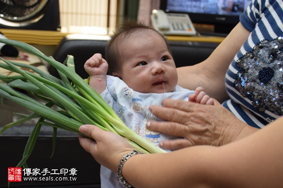 剃胎毛、滿月剃頭、嬰兒剃頭、嬰兒理髮、嬰兒剃髮、嬰兒剃胎毛、嬰兒滿月剃頭、寶寶剃頭、剃胎毛儀式、剃胎毛吉祥話、滿月剃頭儀式、滿月剃頭吉祥話、寶寶剃胎毛、寶寶滿月剃頭理髮、 新北三重區剃胎毛、新北三重區滿月剃頭、 新北三重區嬰兒剃頭剃胎毛、新北三重區嬰兒理髮、新北三重區嬰兒剃髮、李寶寶(新北三重區到府嬰兒寶寶滿月剃頭理髮、免費到府嬰兒剃胎毛儀式吉祥話)。到府剃頭剃胎毛主持、專業拍照、DVD光碟、證書。★購買「臍帶章、肚臍章、胎毛筆刷印章」贈送：剃頭、收涎、抓周，三選一。2017.04.25  照片10