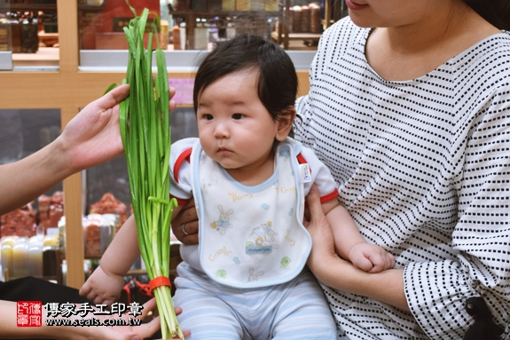 剃胎毛、滿月剃頭、嬰兒剃頭、嬰兒理髮、嬰兒剃髮、嬰兒剃胎毛、嬰兒滿月剃頭、寶寶剃頭、剃胎毛儀式、剃胎毛吉祥話、滿月剃頭儀式、滿月剃頭吉祥話、寶寶剃胎毛、寶寶滿月剃頭理髮、新北永和區剃胎毛、新北永和區滿月剃頭、新北永和區嬰兒剃頭剃胎毛、新北永和區嬰兒理髮、新北永和區嬰兒剃髮、蔡寶寶(新北永和區嬰兒寶寶滿月剃頭理髮、免費嬰兒剃胎毛儀式吉祥話)。中國風會場，爸媽寶貝免費穿「日中韓」古裝禮服。專業拍照、DVD光碟、證書。★購買「臍帶章、肚臍章、胎毛筆刷印章」贈送：剃頭、收涎、抓周，三選一。2017.05.13 照片10