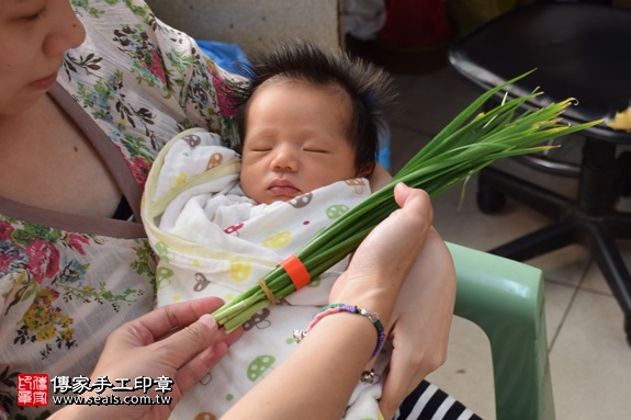 剃胎毛、滿月剃頭、嬰兒剃頭、嬰兒理髮、嬰兒剃髮、嬰兒剃胎毛、嬰兒滿月剃頭、寶寶剃頭、剃胎毛儀式、剃胎毛吉祥話、滿月剃頭儀式、滿月剃頭吉祥話、寶寶剃胎毛、寶寶滿月剃頭理髮、 新竹竹東鎮剃胎毛、新竹竹東鎮滿月剃頭、 新竹竹東鎮嬰兒剃頭剃胎毛、新竹竹東鎮嬰兒理髮、新竹竹東鎮嬰兒剃髮、蕭寶寶(新竹竹東鎮到府嬰兒寶寶滿月剃頭理髮、免費到府嬰兒剃胎毛儀式吉祥話)。到府剃頭剃胎毛主持、專業拍照、DVD光碟、證書。★購買「臍帶章、肚臍章、胎毛筆刷印章」贈送：剃頭、收涎、抓周，三選一。2017.06.10  照片10