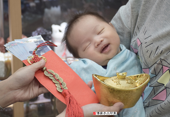 黃寶寶(新北永和區嬰兒寶寶滿月剃頭理髮、免費嬰兒剃胎毛儀式吉祥話)。中國風會場，爸媽寶貝免費穿「日中韓」古裝禮服。專業拍照、DVD光碟、證書。★購買「臍帶章、肚臍章、胎毛筆刷印章」贈送：剃頭、收涎、抓周，三選一。 2015.12.02 照片13