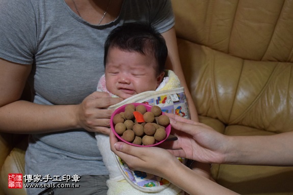 剃胎毛、滿月剃頭、嬰兒剃頭、嬰兒理髮、嬰兒剃髮、嬰兒剃胎毛、嬰兒滿月剃頭、寶寶剃頭、剃胎毛儀式、剃胎毛吉祥話、滿月剃頭儀式、滿月剃頭吉祥話、寶寶剃胎毛、寶寶滿月剃頭理髮、 新北市三峽地區剃胎毛、新北市三峽地區滿月剃頭、新北市三峽地區嬰兒剃頭剃胎毛、新北市三峽地區嬰兒理髮、新北市嬰兒剃髮、 邱寶寶(新北三峽區到府嬰兒寶寶滿月剃頭理髮、免費到府嬰兒剃胎毛儀式吉祥話)。到府剃頭剃胎毛主持、專業拍照、DVD光碟、證書。★購買「臍帶章、肚臍章、胎毛筆刷印章」贈送：剃頭、收涎、抓周，三選一。2017.09.02照片7