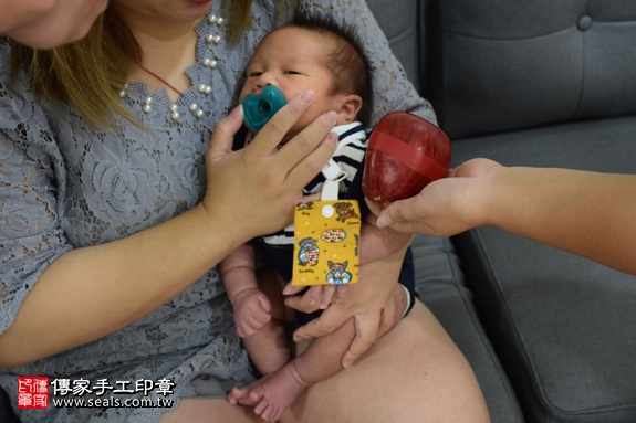 剃胎毛、滿月剃頭、嬰兒剃頭、嬰兒理髮、嬰兒剃髮、嬰兒剃胎毛、嬰兒滿月剃頭、寶寶剃頭、剃胎毛儀式、剃胎毛吉祥話、滿月剃頭儀式、滿月剃頭吉祥話、寶寶剃胎毛、寶寶滿月剃頭理髮、 新竹縣芎林地區剃胎毛、新竹縣芎林地區滿月剃頭、新竹縣芎林地區嬰兒剃頭剃胎毛、新竹縣芎林地區嬰兒理髮、新竹縣嬰兒剃髮、林寶寶(新竹芎林鄉到府嬰兒寶寶滿月剃頭理髮、免費到府嬰兒剃胎毛儀式吉祥話)。到府剃頭剃胎毛主持、專業拍照、DVD光碟、證書。★購買「臍帶章、肚臍章、胎毛筆刷印章」贈送：剃頭、收涎、抓周，三選一。2017.09.12照片8