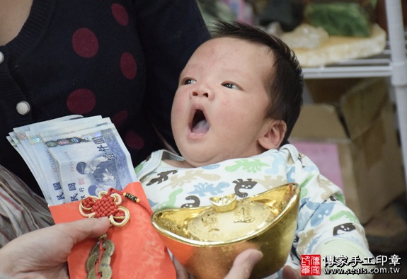 剃胎毛、滿月剃頭、嬰兒剃頭、嬰兒理髮、嬰兒剃髮、嬰兒剃胎毛、嬰兒滿月剃頭、寶寶剃頭、剃胎毛儀式、剃胎毛吉祥話、滿月剃頭儀式、滿月剃頭吉祥話、寶寶剃胎毛、寶寶滿月剃頭理髮、新北永和區剃胎毛、新北永和區滿月剃頭、新北永和區嬰兒剃頭剃胎毛、新北永和區嬰兒理髮、新北永和區嬰兒剃髮、王寶寶(新北永和區嬰兒寶寶滿月剃頭理髮、免費嬰兒剃胎毛儀式吉祥話)。中國風會場，爸媽寶貝免費穿「日中韓」古裝禮服。專業拍照、DVD光碟、證書。★購買「臍帶章、肚臍章、胎毛筆刷印章」贈送：剃頭、收涎、抓周，三選一。2016.03.31  照片14