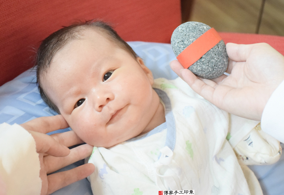 山並寶寶(台北士林區到府嬰兒寶寶滿月剃頭理髮、免費到府嬰兒剃胎毛儀式吉祥話)。到府剃頭剃胎毛主持、專業拍照、DVD光碟、證書。★購買「臍帶章、肚臍章、胎毛筆刷印章」贈送：剃頭、收涎、抓周，三選一。2015.11.12 照片5