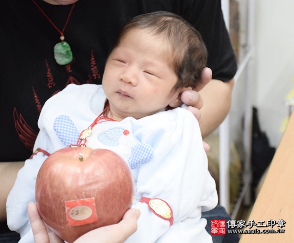 剃胎毛、滿月剃頭、嬰兒剃頭、嬰兒理髮、嬰兒剃髮、嬰兒剃胎毛、嬰兒滿月剃頭、寶寶剃頭、剃胎毛儀式、剃胎毛吉祥話、滿月剃頭儀式、滿月剃頭吉祥話、寶寶剃胎毛、寶寶滿月剃頭理髮、新北永和區剃胎毛、新北永和區滿月剃頭、新北永和區嬰兒剃頭剃胎毛、新北永和區嬰兒理髮、新北永和區嬰兒剃髮、陳寶寶(新北永和區嬰兒寶寶滿月剃頭理髮、免費嬰兒剃胎毛儀式吉祥話)。中國風會場，爸媽寶貝免費穿「日中韓」古裝禮服。專業拍照、DVD光碟、證書。★購買「臍帶章、肚臍章、胎毛筆刷印章」贈送：剃頭、收涎、抓周，三選一。2015.12.21 照片8