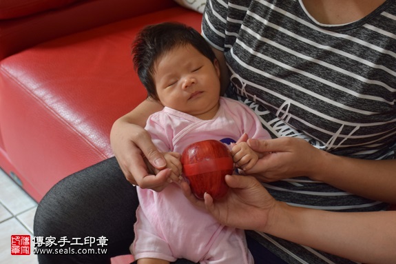 剃胎毛、滿月剃頭、嬰兒剃頭、嬰兒理髮、嬰兒剃髮、嬰兒剃胎毛、嬰兒滿月剃頭、寶寶剃頭、剃胎毛儀式、剃胎毛吉祥話、滿月剃頭儀式、滿月剃頭吉祥話、寶寶剃胎毛、寶寶滿月剃頭理髮、 新竹縣竹東地區剃胎毛、新竹縣竹東地區滿月剃頭、新竹縣竹東地區嬰兒剃頭剃胎毛、新竹縣竹東地區嬰兒理髮、新竹縣嬰兒剃髮、黃寶寶(新竹竹東鎮區到府嬰兒寶寶滿月剃頭理髮、免費到府嬰兒剃胎毛儀式吉祥話)。到府剃頭剃胎毛主持、專業拍照、DVD光碟、證書。★購買「臍帶章、肚臍章、胎毛筆刷印章」贈送：剃頭、收涎、抓周，三選一。2017.09.09照片9