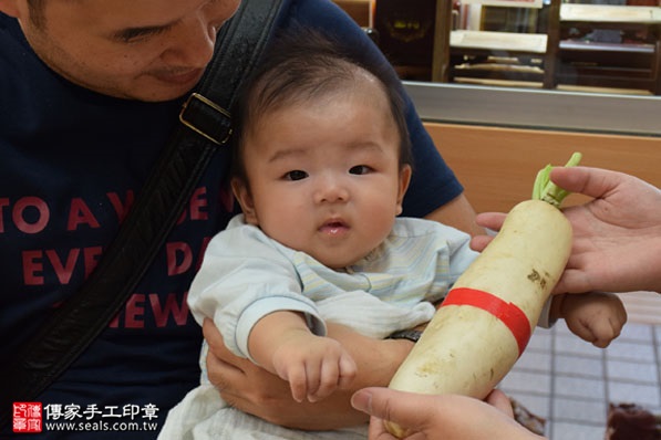 剃胎毛、滿月剃頭、嬰兒剃頭、嬰兒理髮、嬰兒剃髮、嬰兒剃胎毛、嬰兒滿月剃頭、寶寶剃頭、剃胎毛儀式、剃胎毛吉祥話、滿月剃頭儀式、滿月剃頭吉祥話、寶寶剃胎毛、寶寶滿月剃頭理髮、 新竹市香山地區剃胎毛、新竹市香山地區滿月剃頭、新竹市香山地區嬰兒剃頭剃胎毛、新竹市香山地區嬰兒理髮、新竹市嬰兒剃髮、陳寶寶(新竹香山區嬰兒寶寶滿月剃頭理髮、免費嬰兒剃胎毛儀式吉祥話)。中國風會場，爸媽寶貝免費穿「日中韓」古裝禮服。專業拍照、DVD光碟、證書。★購買「臍帶章、肚臍章、胎毛筆刷印章」贈送：剃頭、收涎、抓周，三選一。2017.10.05照片13