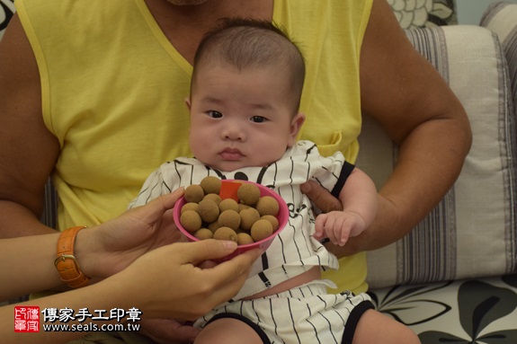 剃胎毛、滿月剃頭、嬰兒剃頭、嬰兒理髮、嬰兒剃髮、嬰兒剃胎毛、嬰兒滿月剃頭、寶寶剃頭、剃胎毛儀式、剃胎毛吉祥話、滿月剃頭儀式、滿月剃頭吉祥話、寶寶剃胎毛、寶寶滿月剃頭理髮、 新北市中和地區剃胎毛、新北市中和地區滿月剃頭、新北市中和地區嬰兒剃頭剃胎毛、新北市中和地區嬰兒理髮、新北市嬰兒剃髮、游寶寶(新北中和區到府嬰兒寶寶滿月剃頭理髮、免費到府嬰兒剃胎毛儀式吉祥話)。到府剃頭剃胎毛主持、專業拍照、DVD光碟、證書。★購買「臍帶章、肚臍章、胎毛筆刷印章」贈送：剃頭、收涎、抓周，三選一。2017.09.21照片7