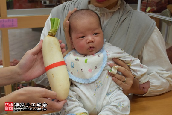 剃胎毛、滿月剃頭、嬰兒剃頭、嬰兒理髮、嬰兒剃髮、嬰兒剃胎毛、嬰兒滿月剃頭、寶寶剃頭、剃胎毛儀式、剃胎毛吉祥話、滿月剃頭儀式、滿月剃頭吉祥話、寶寶剃胎毛、寶寶滿月剃頭理髮、 新北市永和地區剃胎毛、新北市永和地區滿月剃頭、新北市永和地區嬰兒剃頭剃胎毛、新北市永和地區嬰兒理髮、新北市嬰兒剃髮、林寶寶(新北永和區嬰兒寶寶滿月剃頭理髮、免費嬰兒剃胎毛儀式吉祥話)。中國風會場，爸媽寶貝免費穿「日中韓」古裝禮服。專業拍照、DVD光碟、證書。★購買「臍帶章、肚臍章、胎毛筆刷印章」贈送：剃頭、收涎、抓周，三選一。2017.10.28照片10