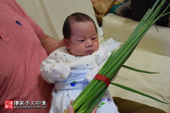 剃胎毛、滿月剃頭、嬰兒剃頭、嬰兒理髮、嬰兒剃髮、嬰兒剃胎毛、嬰兒滿月剃頭、寶寶剃頭、剃胎毛儀式、剃胎毛吉祥話、滿月剃頭儀式、滿月剃頭吉祥話、寶寶剃胎毛、寶寶滿月剃頭理髮、 台北市內湖地區剃胎毛、台北市內湖地區滿月剃頭、台北市內湖地區嬰兒剃頭剃胎毛、台北市內湖地區嬰兒理髮台北市嬰兒剃髮、張寶寶(台北內湖區到府嬰兒寶寶滿月剃頭理髮、免費到府嬰兒剃胎毛儀式吉祥話)。到府剃頭剃胎毛主持、專業拍照、DVD光碟、證書。★購買「臍帶章、肚臍章、胎毛筆刷印章」贈送：剃頭、收涎、抓周，三選一。2017.12.20照片10