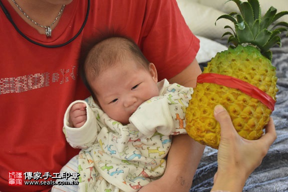 剃胎毛、滿月剃頭、嬰兒剃頭、嬰兒理髮、嬰兒剃髮、嬰兒剃胎毛、嬰兒滿月剃頭、寶寶剃頭、剃胎毛儀式、剃胎毛吉祥話、滿月剃頭儀式、滿月剃頭吉祥話、寶寶剃胎毛、寶寶滿月剃頭理髮、新北永和區剃胎毛、新北永和區滿月剃頭、新北永和區嬰兒剃頭剃胎毛、新北永和區嬰兒理髮、新北永和區嬰兒剃髮、詹寶寶(新北永和區嬰兒寶寶滿月剃頭理髮、免費嬰兒剃胎毛儀式吉祥話)。中國風會場，爸媽寶貝免費穿「日中韓」古裝禮服。專業拍照、DVD光碟、證書。★購買「臍帶章、肚臍章、胎毛筆刷印章」贈送：剃頭、收涎、抓周，三選一。2017.02.06 照片13