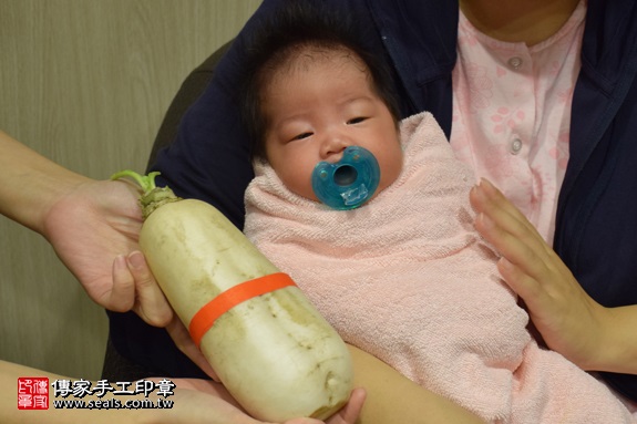 剃胎毛、滿月剃頭、嬰兒剃頭、嬰兒理髮、嬰兒剃髮、嬰兒剃胎毛、嬰兒滿月剃頭、寶寶剃頭、剃胎毛儀式、剃胎毛吉祥話、滿月剃頭儀式、滿月剃頭吉祥話、寶寶剃胎毛、寶寶滿月剃頭理髮、 新北市板橋地區剃胎毛、新北市板橋地區滿月剃頭、新北市板橋地區嬰兒剃頭剃胎毛、新北市板橋地區嬰兒理髮、新北市嬰兒剃髮、 朱寶寶(新北板橋區到府嬰兒寶寶滿月剃頭理髮、免費到府嬰兒剃胎毛儀式吉祥話)。到府剃頭剃胎毛主持、專業拍照、DVD光碟、證書。★購買「臍帶章、肚臍章、胎毛筆刷印章」贈送：剃頭、收涎、抓周，三選一。2017.09.02照片10