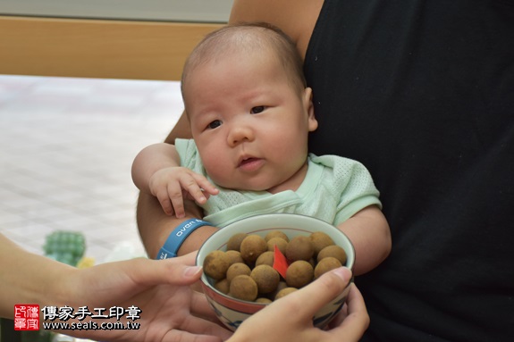 剃胎毛、滿月剃頭、嬰兒剃頭、嬰兒理髮、嬰兒剃髮、嬰兒剃胎毛、嬰兒滿月剃頭、寶寶剃頭、剃胎毛儀式、剃胎毛吉祥話、滿月剃頭儀式、滿月剃頭吉祥話、寶寶剃胎毛、寶寶滿月剃頭理髮、 新北市永和地區剃胎毛、新北市永和地區滿月剃頭、新北市永和地區嬰兒剃頭剃胎毛、新北市永和地區嬰兒理髮、新北市嬰兒剃髮、莊寶寶(新北永和區嬰兒寶寶滿月剃頭理髮、免費嬰兒剃胎毛儀式吉祥話)。中國風會場，爸媽寶貝免費穿「日中韓」古裝禮服。專業拍照、DVD光碟、證書。★購買「臍帶章、肚臍章、胎毛筆刷印章」贈送：剃頭、收涎、抓周，三選一。2017.09.06照片7