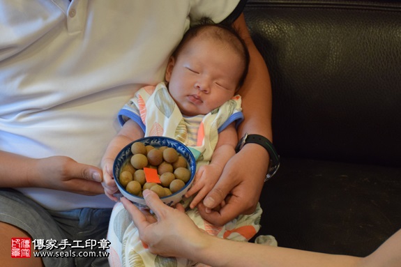 剃胎毛、滿月剃頭、嬰兒剃頭、嬰兒理髮、嬰兒剃髮、嬰兒剃胎毛、嬰兒滿月剃頭、寶寶剃頭、剃胎毛儀式、剃胎毛吉祥話、滿月剃頭儀式、滿月剃頭吉祥話、寶寶剃胎毛、寶寶滿月剃頭理髮、 新北市板橋地區剃胎毛、新北市板橋地區滿月剃頭、新北市板橋地區嬰兒剃頭剃胎毛、新北市板橋地區嬰兒理髮、新北市嬰兒剃髮、呂寶寶(新北板橋區到府嬰兒寶寶滿月剃頭理髮、免費到府嬰兒剃胎毛儀式吉祥話)。到府剃頭剃胎毛主持、專業拍照、DVD光碟、證書。★購買「臍帶章、肚臍章、胎毛筆刷印章」贈送：剃頭、收涎、抓周，三選一。2017.09.10照片7