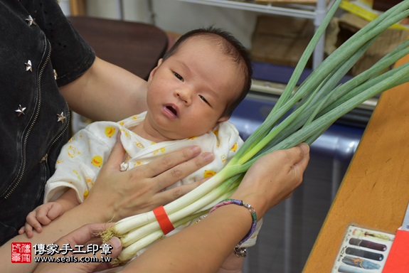 剃胎毛、滿月剃頭、嬰兒剃頭、嬰兒理髮、嬰兒剃髮、嬰兒剃胎毛、嬰兒滿月剃頭、寶寶剃頭、剃胎毛儀式、剃胎毛吉祥話、滿月剃頭儀式、滿月剃頭吉祥話、寶寶剃胎毛、寶寶滿月剃頭理髮、 新北市永和地區剃胎毛、新北市永和地區滿月剃頭、新北市永和地區嬰兒剃頭剃胎毛、新北市永和地區嬰兒理髮、新北市嬰兒剃髮、陳寶寶(新北永和區嬰兒寶寶滿月剃頭理髮、免費嬰兒剃胎毛儀式吉祥話)。中國風會場，爸媽寶貝免費穿「日中韓」古裝禮服。專業拍照、DVD光碟、證書。★購買「臍帶章、肚臍章、胎毛筆刷印章」贈送：剃頭、收涎、抓周，三選一。2017.10.04照片12