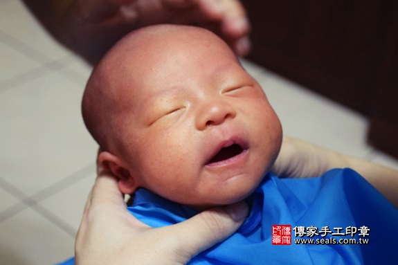 剃胎毛、滿月剃頭、嬰兒剃頭、嬰兒理髮、嬰兒剃髮、嬰兒剃胎毛、嬰兒滿月剃頭、寶寶剃頭、剃胎毛儀式、剃胎毛吉祥話、滿月剃頭儀式、滿月剃頭吉祥話、寶寶剃胎毛、寶寶滿月剃頭理髮、 彰化縣大村地區剃胎毛、彰化縣大村地區滿月剃頭、彰化縣大村地區嬰兒剃頭剃胎毛、彰化縣大村地區嬰兒理髮、彰化縣嬰兒剃髮、張寶寶(彰化大村區到府嬰兒寶寶滿月剃頭理髮、免費到府嬰兒剃胎毛儀式吉祥話)。到府剃頭剃胎毛主持、專業拍照、DVD光碟、證書。★購買「臍帶章、肚臍章、胎毛筆刷印章」贈送：剃頭、收涎、抓周，三選一。2017.09.11照片19