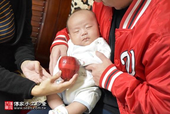 剃胎毛、滿月剃頭、嬰兒剃頭、嬰兒理髮、嬰兒剃髮、嬰兒剃胎毛、嬰兒滿月剃頭、寶寶剃頭、剃胎毛儀式、剃胎毛吉祥話、滿月剃頭儀式、滿月剃頭吉祥話、寶寶剃胎毛、寶寶滿月剃頭理髮、 新竹縣竹東地區剃胎毛、新竹縣竹東地區滿月剃頭、新竹縣竹東地區嬰兒剃頭剃胎毛、新竹縣竹東地區嬰兒理髮、新竹市嬰兒剃髮、曾寶寶(新竹竹東市到府嬰兒寶寶滿月剃頭理髮、免費到府嬰兒剃胎毛儀式吉祥話)。到府剃頭剃胎毛主持、專業拍照、DVD光碟、證書。★購買「臍帶章、肚臍章、胎毛筆刷印章」贈送：剃頭、收涎、抓周，三選一。2017.11.19照片8