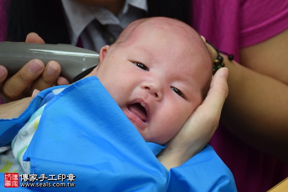 剃胎毛、滿月剃頭、嬰兒剃頭、嬰兒理髮、嬰兒剃髮、嬰兒剃胎毛、嬰兒滿月剃頭、寶寶剃頭、剃胎毛儀式、剃胎毛吉祥話、滿月剃頭儀式、滿月剃頭吉祥話、寶寶剃胎毛、寶寶滿月剃頭理髮、台中北區剃胎毛、台中北區滿月剃頭、台中北區嬰兒剃頭剃胎毛、台中北區嬰兒理髮、台中北區嬰兒剃髮、施寶寶(台中北區嬰兒寶寶滿月剃頭理髮、免費嬰兒剃胎毛儀式吉祥話)。中國風會場，爸媽寶貝免費穿「日中韓」古裝禮服。專業拍照、DVD光碟、證書。★購買「臍帶章、肚臍章、胎毛筆刷印章」贈送：剃頭、收涎、抓周，三選一。2016.11.18 照片17