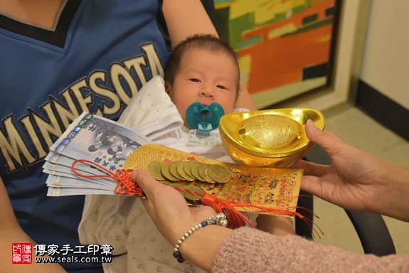 剃胎毛、滿月剃頭、嬰兒剃頭、嬰兒理髮、嬰兒剃髮、嬰兒剃胎毛、嬰兒滿月剃頭、寶寶剃頭、剃胎毛儀式、剃胎毛吉祥話、滿月剃頭儀式、滿月剃頭吉祥話、寶寶剃胎毛、寶寶滿月剃頭理髮、新北中和區剃胎毛、新北中和區滿月剃頭、新北中和區嬰兒剃頭剃胎毛、新北中和區嬰兒理髮、新北中和區嬰兒剃髮、王寶寶(新北中和區嬰兒寶寶滿月剃頭理髮、免費嬰兒剃胎毛儀式吉祥話)。中國風會場，爸媽寶貝免費穿「日中韓」古裝禮服。專業拍照、DVD光碟、證書。★購買「臍帶章、肚臍章、胎毛筆刷印章」贈送：剃頭、收涎、抓周，三選一。2017.02.06 照片15