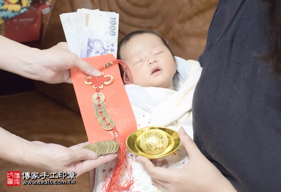 剃胎毛、滿月剃頭、嬰兒剃頭、嬰兒理髮、嬰兒剃髮、嬰兒剃胎毛、嬰兒滿月剃頭、寶寶剃頭、剃胎毛儀式、剃胎毛吉祥話、滿月剃頭儀式、滿月剃頭吉祥話、寶寶剃胎毛、寶寶滿月剃頭理髮、 桃園中壢區剃胎毛、桃園中壢區滿月剃頭、 桃園中壢區嬰兒剃頭剃胎毛、桃園中壢區嬰兒理髮、桃園中壢區嬰兒剃髮、焦寶寶(桃園中壢區到府嬰兒寶寶滿月剃頭理髮、免費到府嬰兒剃胎毛儀式吉祥話)。到府剃頭剃胎毛主持、專業拍照、DVD光碟、證書。★購買「臍帶章、肚臍章、胎毛筆刷印章」贈送：剃頭、收涎、抓周，三選一。2016.03.05 照片14